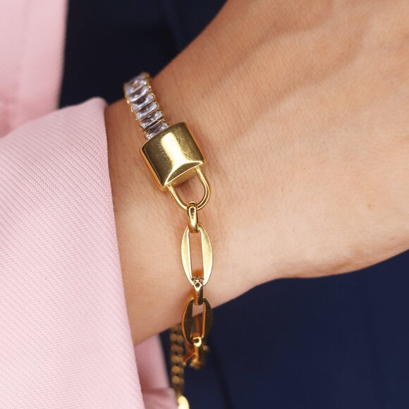 Elegant Mesh Diamond Bracelet in Stainless Steel - Picture 3 of 3